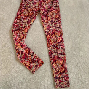 Like NEW LuLaRoe minor flora/leaves leggings, OS